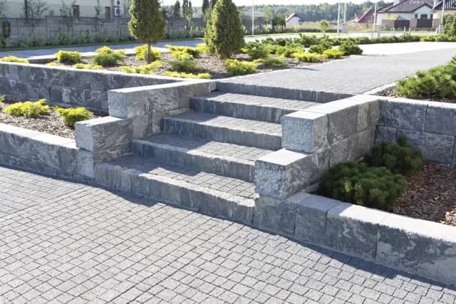 Jak zrobić schody z kostki – uniknij najczęstszych błędów w budowie