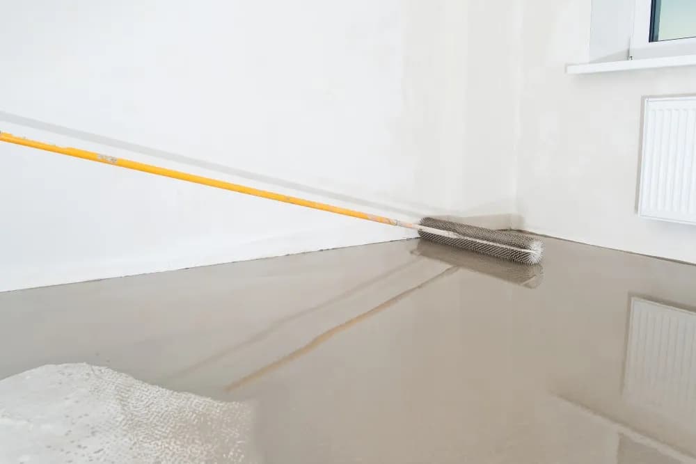 Zaprawa wyrównująca czy samopoziomująca – co wybrać dla idealnej podłogi?