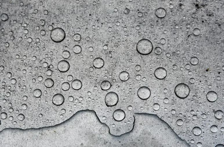Czy beton przepuszcza wodę? Odkryj, jak to wpływa na budowę