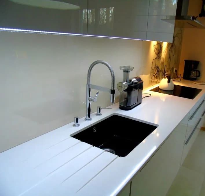 Biały konglomerat na blat kuchenny – trwałość i elegancja w kuchni