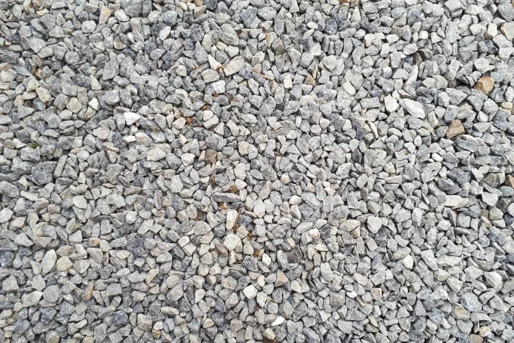 Kliniec czy tłuczeń na podjazd – który materiał wybrać, by uniknąć problemów?