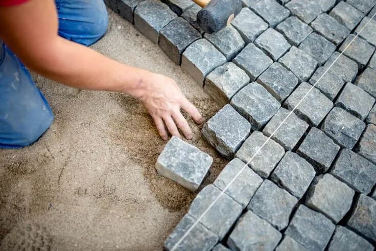 Ile za m kostki brukowej? Poznaj ukryte koszty i ceny usług