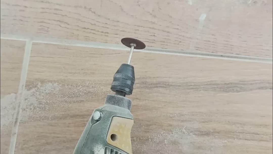 Jak usunąć fugę z płytek - skuteczne metody i najczęstsze błędy