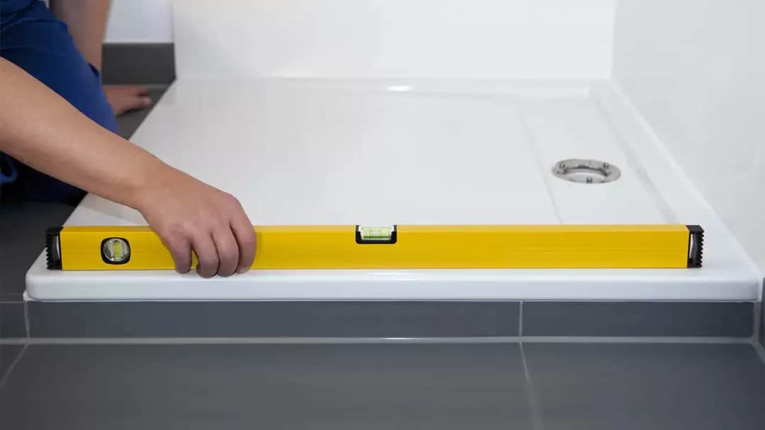 Ile trwa montaż kabiny prysznicowej? Sprawdź, co wpływa na czas instalacji